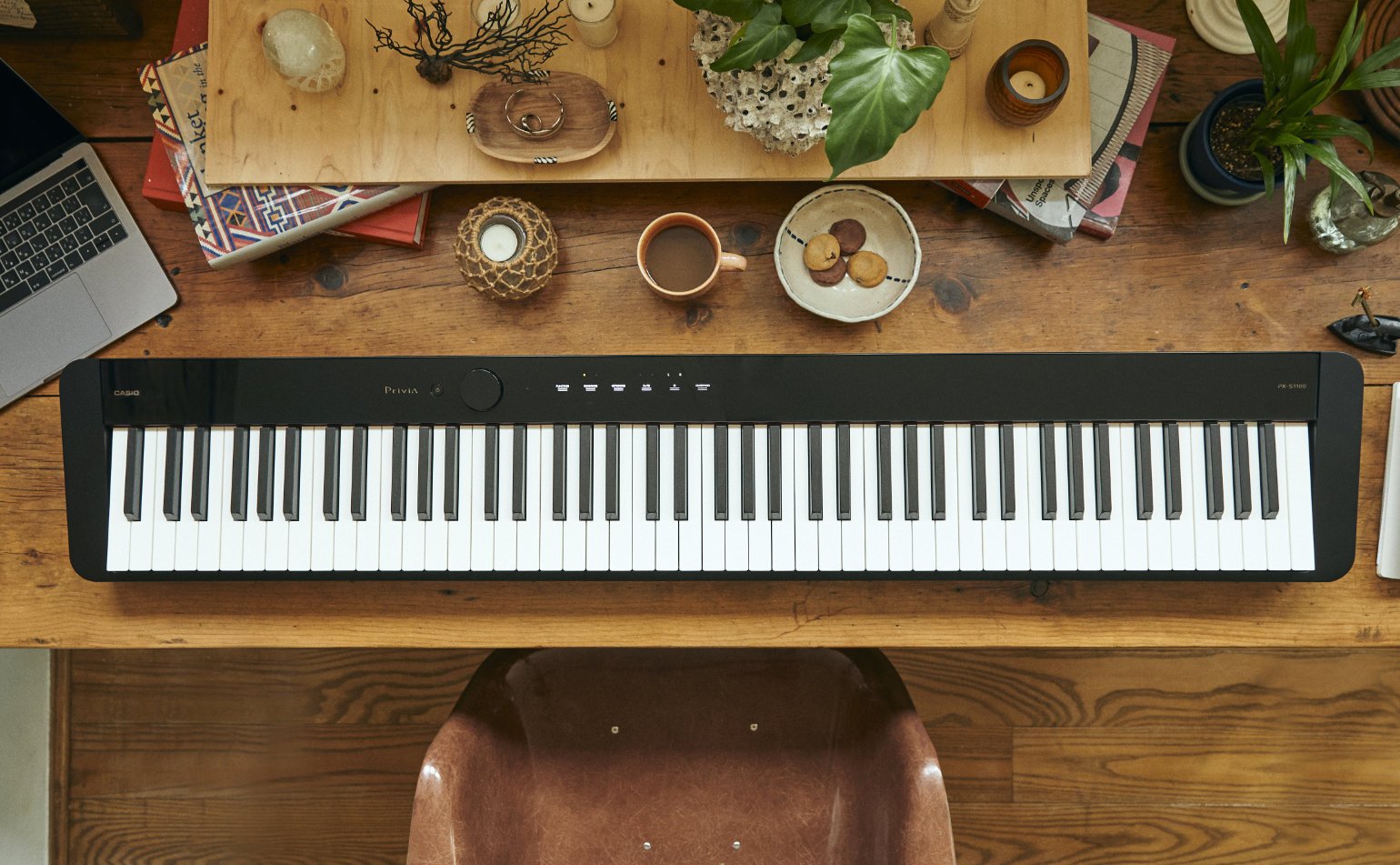 Портативное цифровое пианино Casio Privia PX-S1100 на столе для домашних занятий